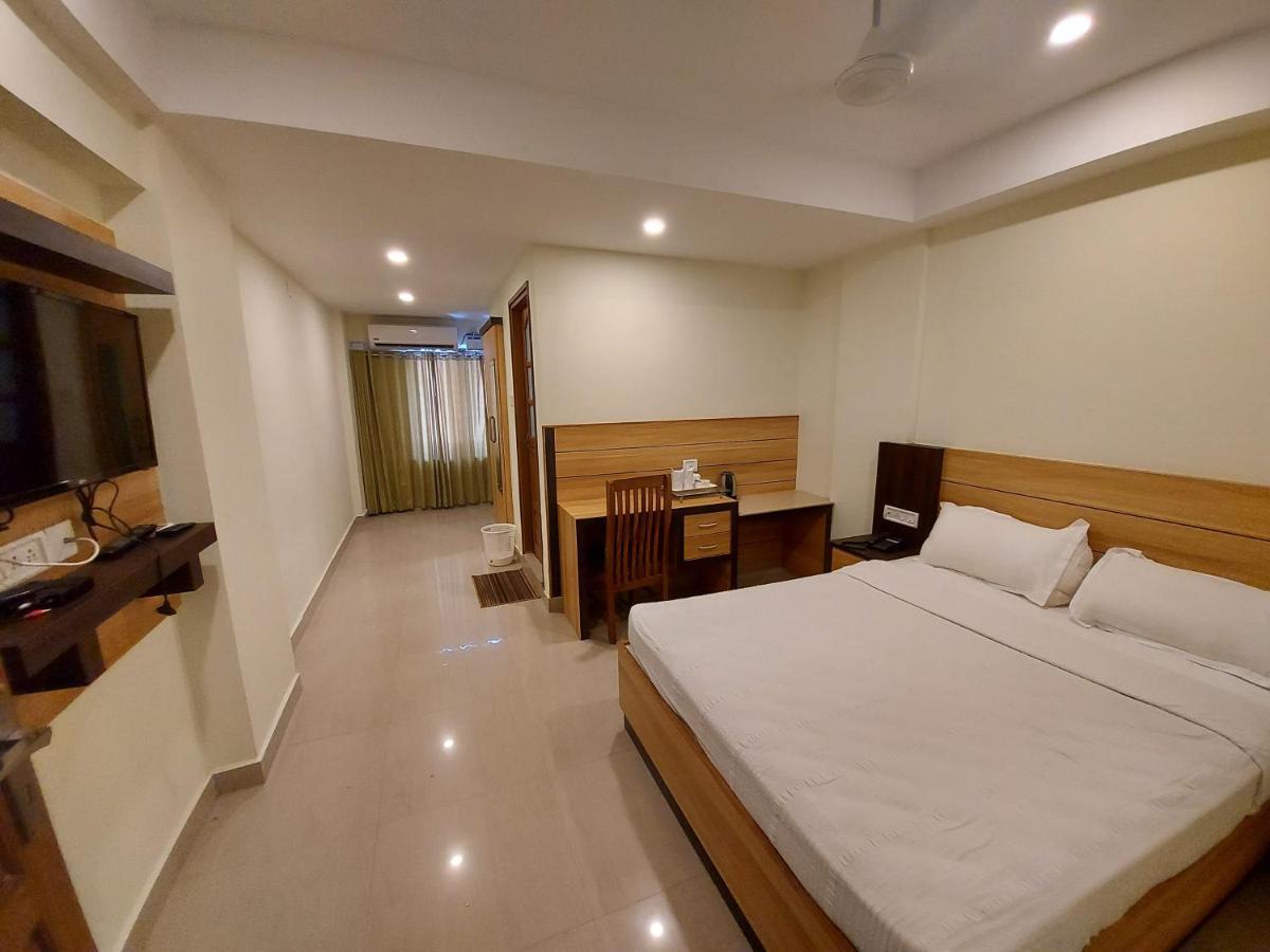 Hotel Sree Gokulam Apartments Гуруваюр Экстерьер фото