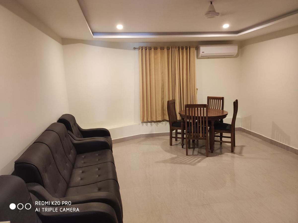 Hotel Sree Gokulam Apartments Гуруваюр Экстерьер фото