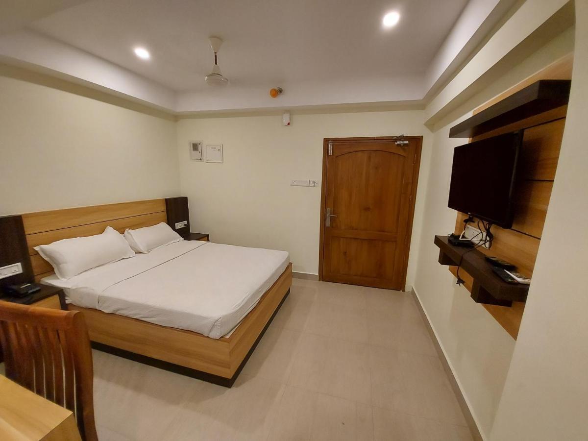 Hotel Sree Gokulam Apartments Гуруваюр Экстерьер фото